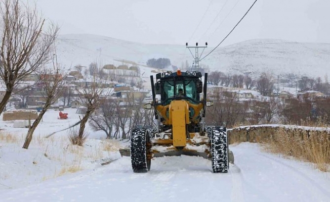 Ağrı'da "Kar Kaplanları" kapanan yollar için seferber oldu