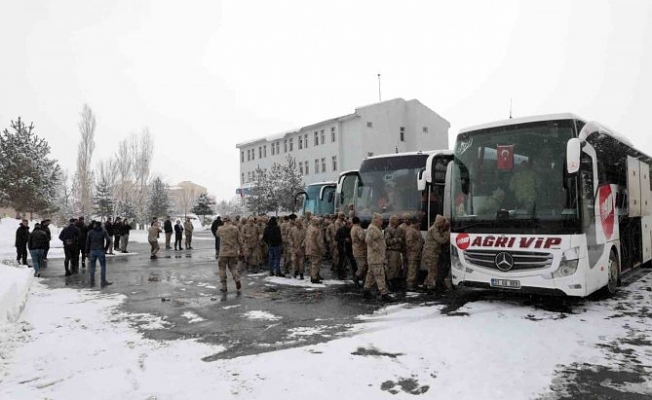 Ağrı'dan 156 korucu ve 4 rütbeli personel Adıyaman’a uğurlandı Ağrı'dan 156 korucu ve 4 rütbeli personel Adıyaman’a uğurlandı