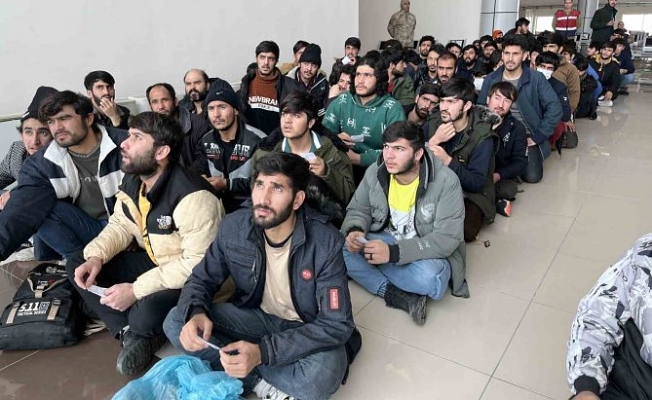 Ağrı'da 136 Afgan göçmen, sınır dışı edildi Ağrı'da 136 Afgan göçmen, sınır dışı edildi