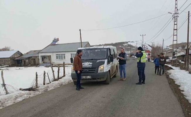 Ağrı'da servis araçları denetlendi Ağrı'da servis araçları denetlendi