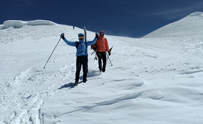 Ağrı Dağı zirvesinde kayak heyecanı