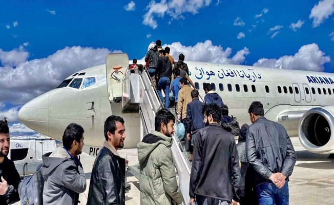 Ağrı'da 138 Afgan göçmen uçakla gönderildi!