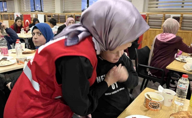 Ağrılı yetimler Kızılay'ın iftar sofrasında buluştu Ağrılı yetimler Kızılay'ın iftar sofrasında buluştu