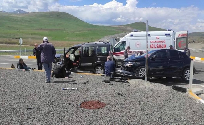 Hamur'da iki araç çarpıştı: 5 yaralı Hamur'da iki araç çarpıştı: 5 yaralı