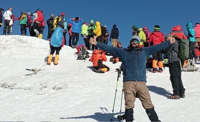 Yabancı turistler Ağrı Dağı zirvesinde