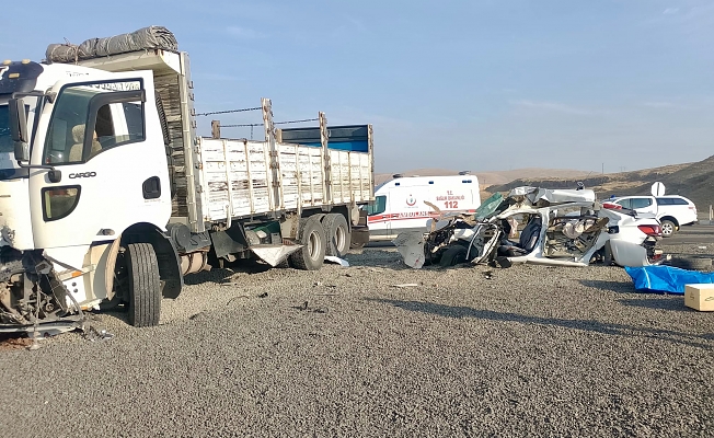 Ağrı’da tır otomobille çarpıştı: 2 ölü, 2 yaralı
