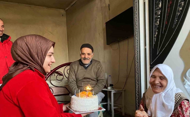 Ağrı’da Kızılay’dan 65 yaşındaki kadına doğum günü sürprizi