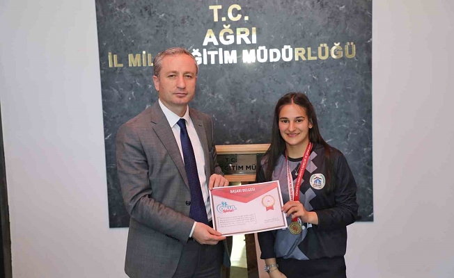 Ağrı Milli Eğitim Müdürü Kökrek, Türkiye Yarı Finallerine gidecek takımı tebrik etti