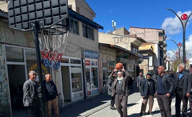 71 yaşındaki Zeki Boztepe gençlere taş çıkardı