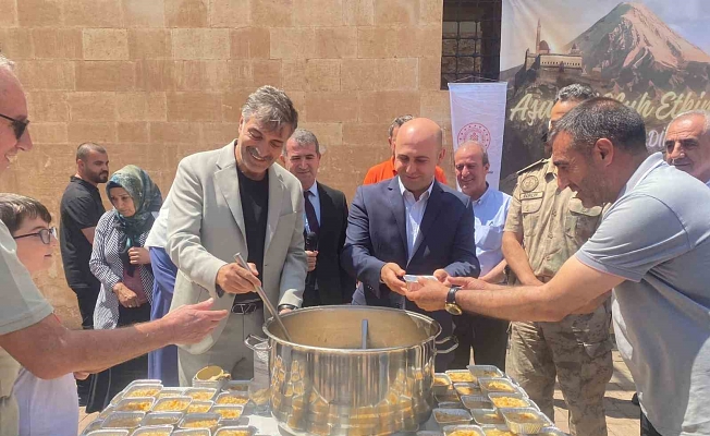 Tarihi Saray’da bin kişilik aşure ikramı