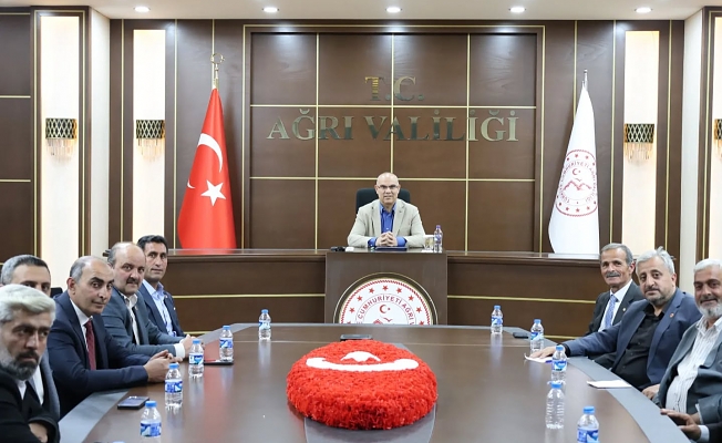 Ağrı#039;da Muhtarlar Toplantısı Gerçekleştirildi: Vali Mustafa Koç, Mahalle Muhtarlarını Dinledi