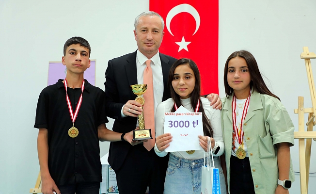 Ağrı Milli Eğitim Müdürü Kökrek, münazara şampiyonlarını ödüllendirdi