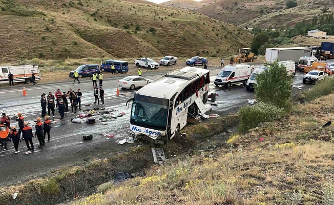Ağrı'dan İzmir'e Giden Otobüs Kazasında 4 Kişi Hayatını Kaybetti: Kimlikler Belli Oldu