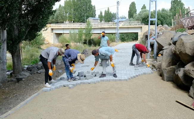 Ağrı’da Köy Yollarına Kilit Parke Taşı Döşeme Çalışmaları Devam Ediyor