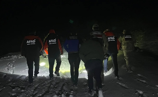 Ağrı Doğubayazıt’ta kara saplanan araçta mahsur kalan 2 kişi kurtarıldı