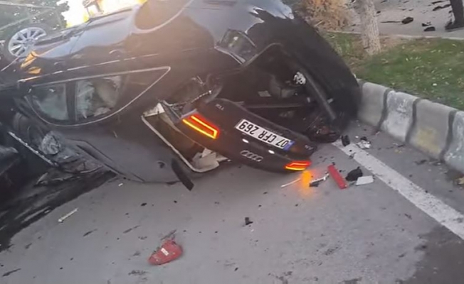 Ağrı Patnos’ta Feci Kaza: Araç Refüje Çarpıp Devrildi!