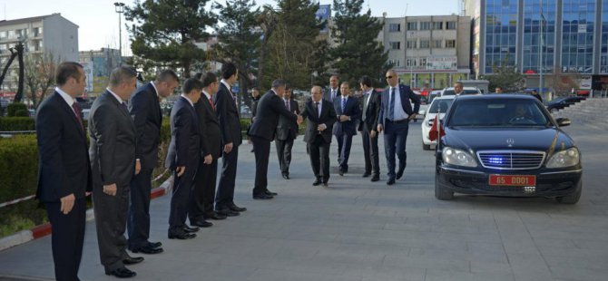 Van'da kayalıklarda mahsur kalan 2 çocuk kurtarıldı