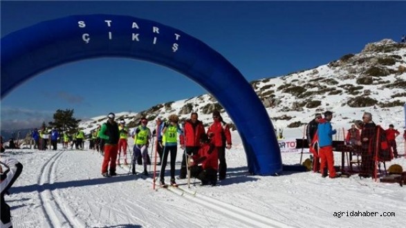 Ağrı İbrahim Çeçen Üniversitesi Kayakçılarından Ilgaz'da Büyük Başarı