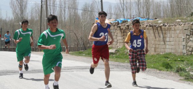 Muradiye'de atletizm yarışması düzenlendi