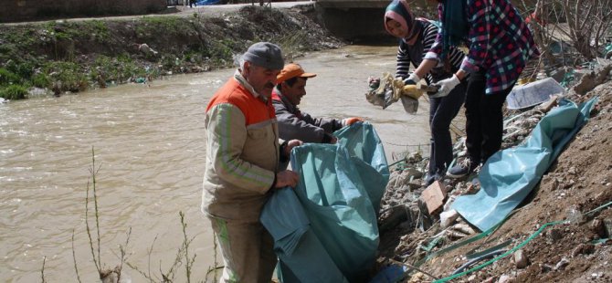 Öğrencilerden belediye ekiplerine destek