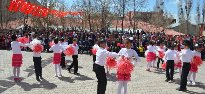 Van'ın Özalp ilçesinde 23 Nisan Ulusal Egemenlik ve Çocuk Bayramı