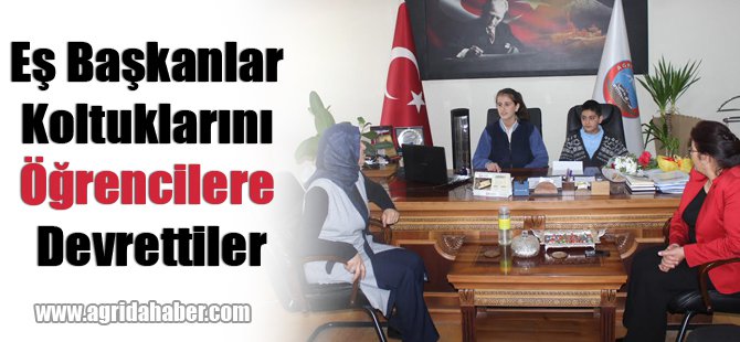 Eş başkanlar koltuklarını öğrencilere devrettiler