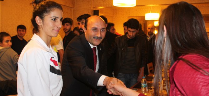 Ak Parti Ağrı Milletvekilleri Sporcular ve Gençlerle Akşam Yemeğinde Bir Araya Geldiler