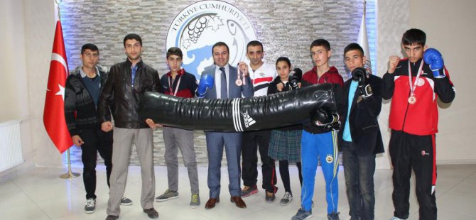 Erciş Kaymakamı Yaşar, başarılı sporcuları tebrik etti