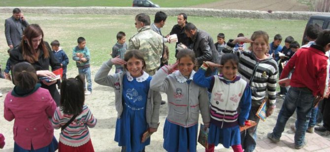 Özalp'ta öğrencilere kitap dağıtıldı