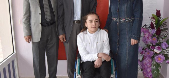 Yürüme engelli genç kızaanlamlı bağış