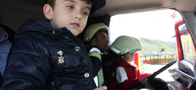 Anaokulu öğrencilerine yangın tatbikatı