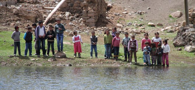 Köprü suya gömüldü, mahalleli mahsur kaldı