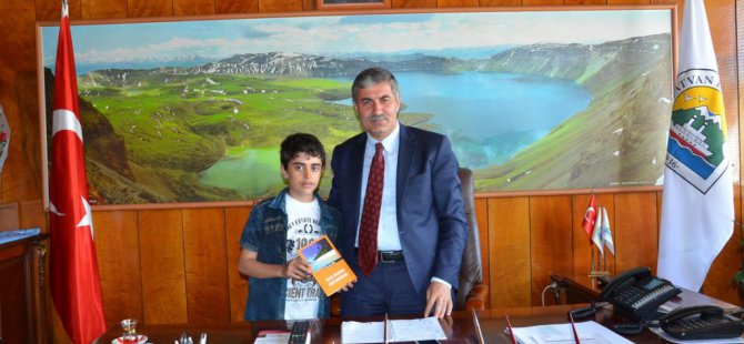 Başkan Aksoy'a yazdığı kitabı hediye etti