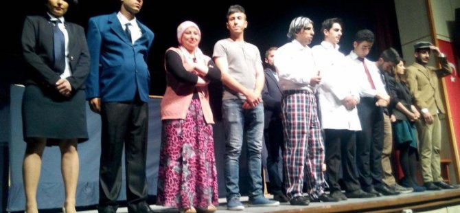 Bitlis'te tiyatro oyunu sahnelendi