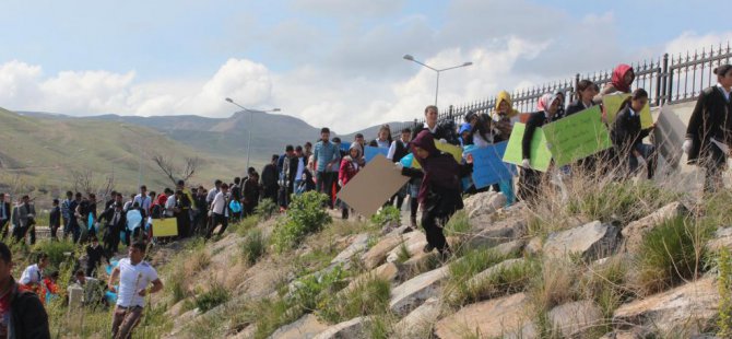 Van Gölü Kirlenmesin' kampanyası çerçevesinde Bitlis'in Adilcevaz sahilinde temizlik