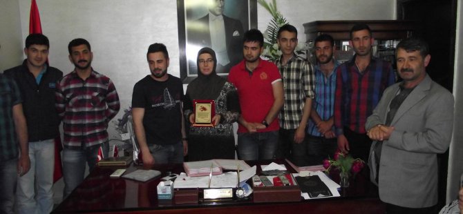 Keban Belediye Başkanı Atlı'ya 'yılın annesi' plaketi