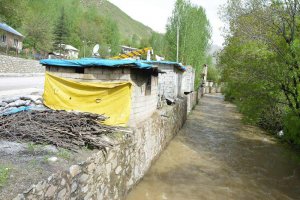 Çatak'ta dereye düşen çocuk ölümden döndü