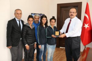 Vali Canbolat, kadın futbol takımını kabul etti