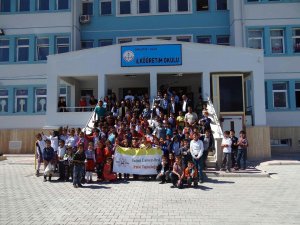 Üniversite öğrencilerinden köy okuluna kütüphane