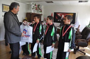 Başarılı sporculardan Müdür Arslan'a ziyaret