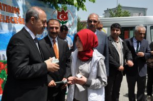 Muş'ta vatandaşlara ücretsiz süt dağıtıldı