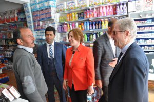 HDP Bitlis milletvekili adayları Adilcevaz ilçesinde esnafı ziyaret ederek destek istedi.