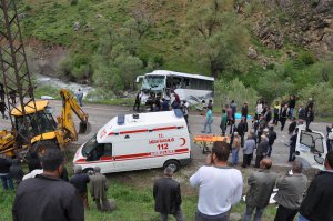 Otobüs ile kamyon çarpıştı: 2 ölü, 31 yaralı