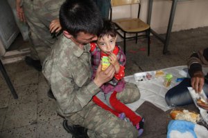 Donmak üzere olan kaçakları Mehmetçik kurtardı