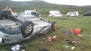 Erzincan'da otomobil şarampole devrildi: 2 ölü, 1 yaralı