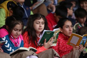 10 bin öğrenci tribünde aynı anda kitap okudu