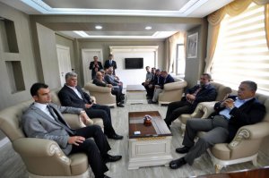 AK Parti Bitlis milletvekili adayı Edip Safder Gaydalı, Hizan ilçesinde kurumları ziyaret etti.