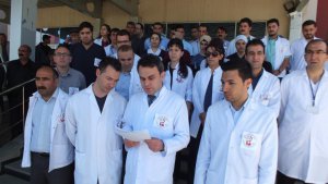 Hınıs Devlet Hastanesi çalışanları sağlık personeline yapılan şiddet eylemlerini kınadı