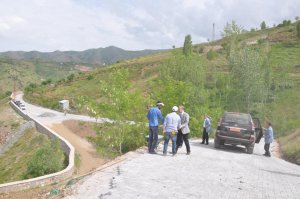 Vali Büyükersoy, köy yollarını inceledi