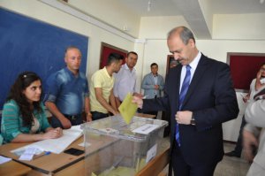 Vali Vedat Büyükersoy, Muş Vali Adil Yazar İlkokulu'nda oyunu kullandı